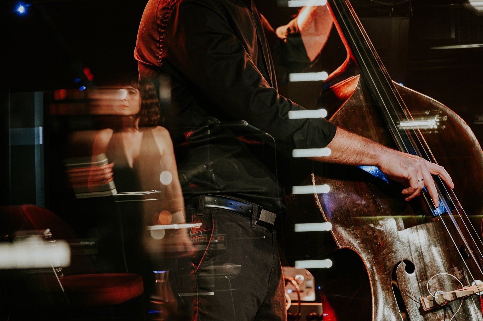 Kontrabas na sceni Jazz Bay festivala
